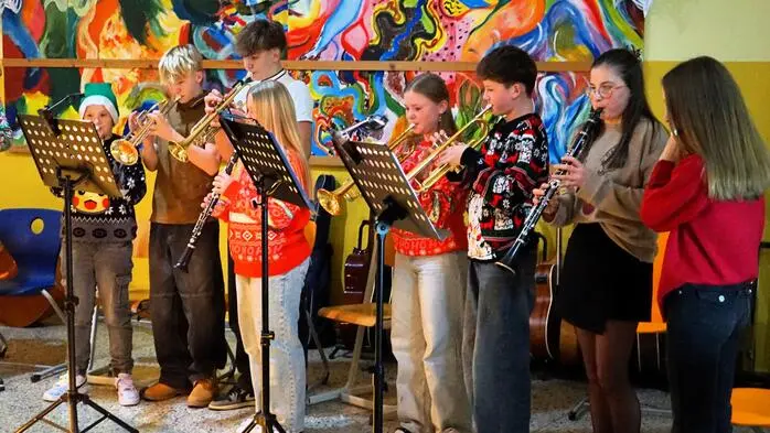 Die Musikmittelschule Edelschrott lud am Donnerstag zu einem Weihnachtsfest der besonderen Art ein.