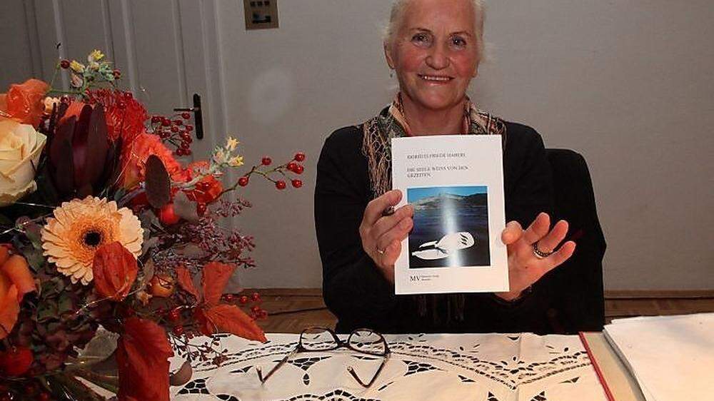 Sigrid Elfriede Haberl mit ihrem Buch