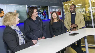 Claudia Gigler mit Quartiergeber Günther Gruber, Landesrätin Doris Kampus und IKU-Projektleiter Fred Ohenhen