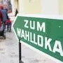 ABD0061_20191124 - GSSENDORF - STERREICH: Ein Hinweisschild "Zum Wahllokal" in Gssendorf am Sonntag, 24. November 2019, anl. der steirischen Landtagswahl. - FOTO: APA/ERWIN SCHERIAU