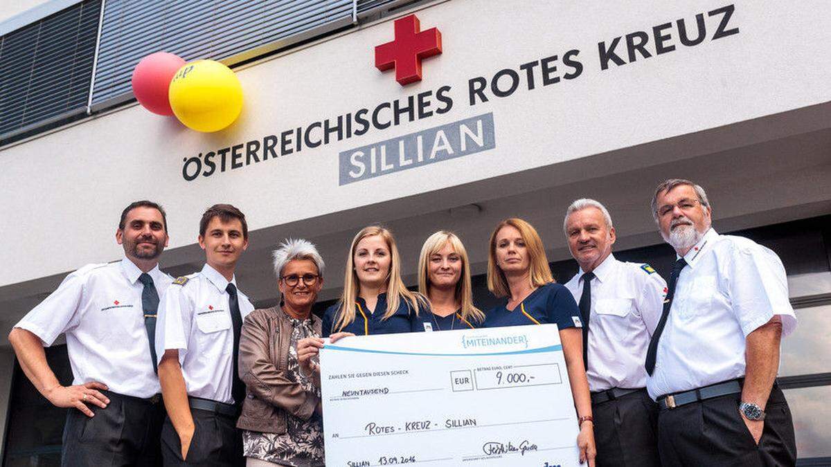 Marcus Glahn, Stephan Hofmann (beide Rotes Kreuz), Gerda Feistritzer, Alexandra Tinkl, Julia Müller, Karin Haslinger (alle dm) mit Egon Kleinlercher und Georg Glahn bei der Übergabe