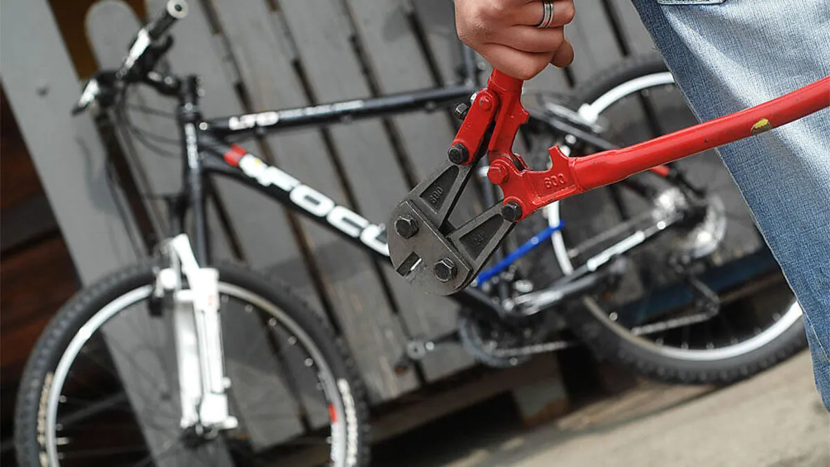 Fahrraddiebe setzen auf den Faktor Zeit. Räder mit Schlössern, die sich rasch „knacken“ lassen, sind ganz besonders gefährdet