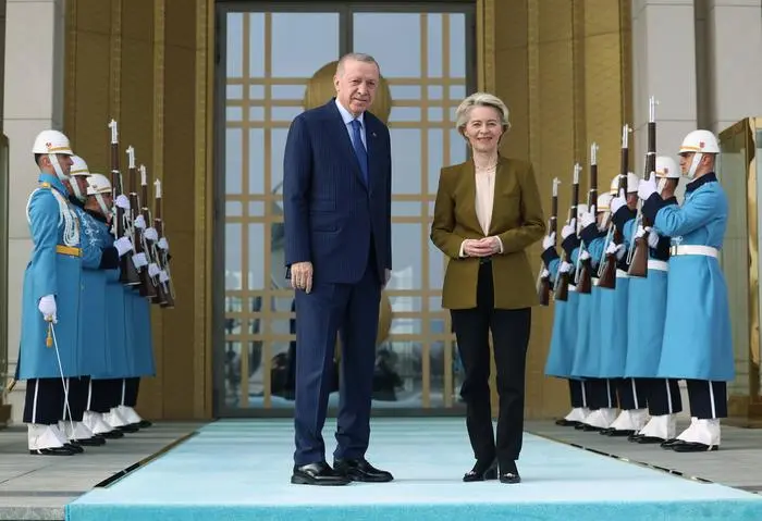 Recep Tayyip Erdogan - Ursula von der Leyen meeting in Turkiye s Ankara ANKARA, TURKIYE - DECEMBER 17: ----EDITORIAL USE ONLY - MANDATORY CREDIT - TURKISH PRESIDENCY /MURAT KULA / HANDOUT - NO MARKETING NO ADVERTISING CAMPAIGNS - DISTRIBUTED AS A SERVICE TO CLIENTS---- Turkish President Recep Tayyip Erdogan L meets with the European Commission President Ursula von der Leyen R at Presidential Complex in Ankara, Turkiye on December 17, 2024. Ankara Turkey. Editorial use only. Please get in touch for any other usage. PUBLICATIONxNOTxINxTURxUSAxCANxUKxJPNxITAxFRAxAUSxESPxBELxKORxRSAxHKGxNZL Copyright: x2025xAnadoluxTURxPresidencyx/xMuratxKulax