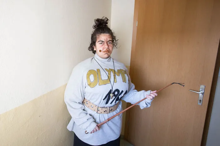Chantal El-Anbari verkörpert die böse Direktorin Miss Trunchball.