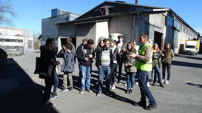 Schülerinnen und Schüler aus dem Gymnasium in Leibnitz besuchten heute die Firma Fink Druckguss in Kaindorf.
