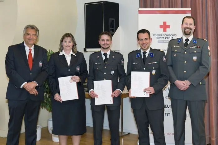 Verleihung von Verdienstzeichen.