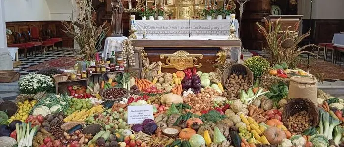 Bruder Elias hat die Kirche mit der Ernte aus dem Klostergarten sowie von umliegenden Bauern geschmückt