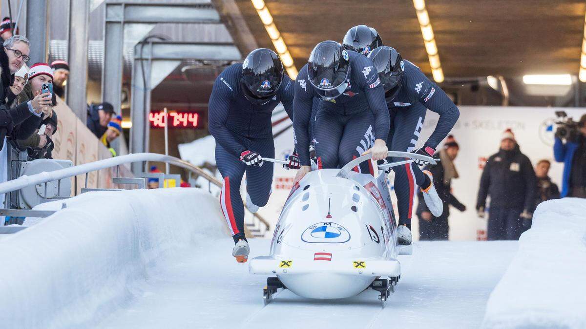 Das Team Mandlbauer beim Start in Innsbruck