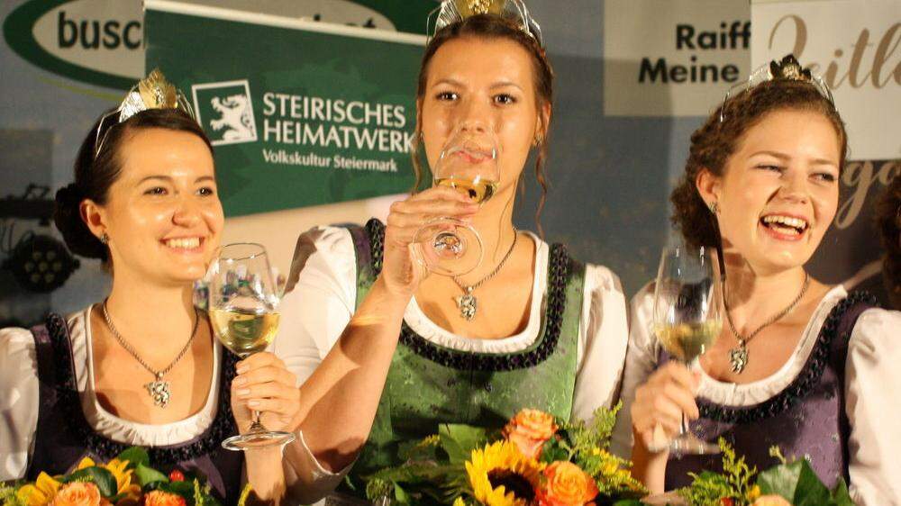 Die neuen Weinhoheiten Beatrix Luttenberger, Katrin Dokter und Lisa Müller
