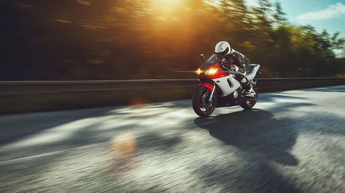 Der Motorradfahrer missachtete zunächst die Anhalteversuche der Polizei