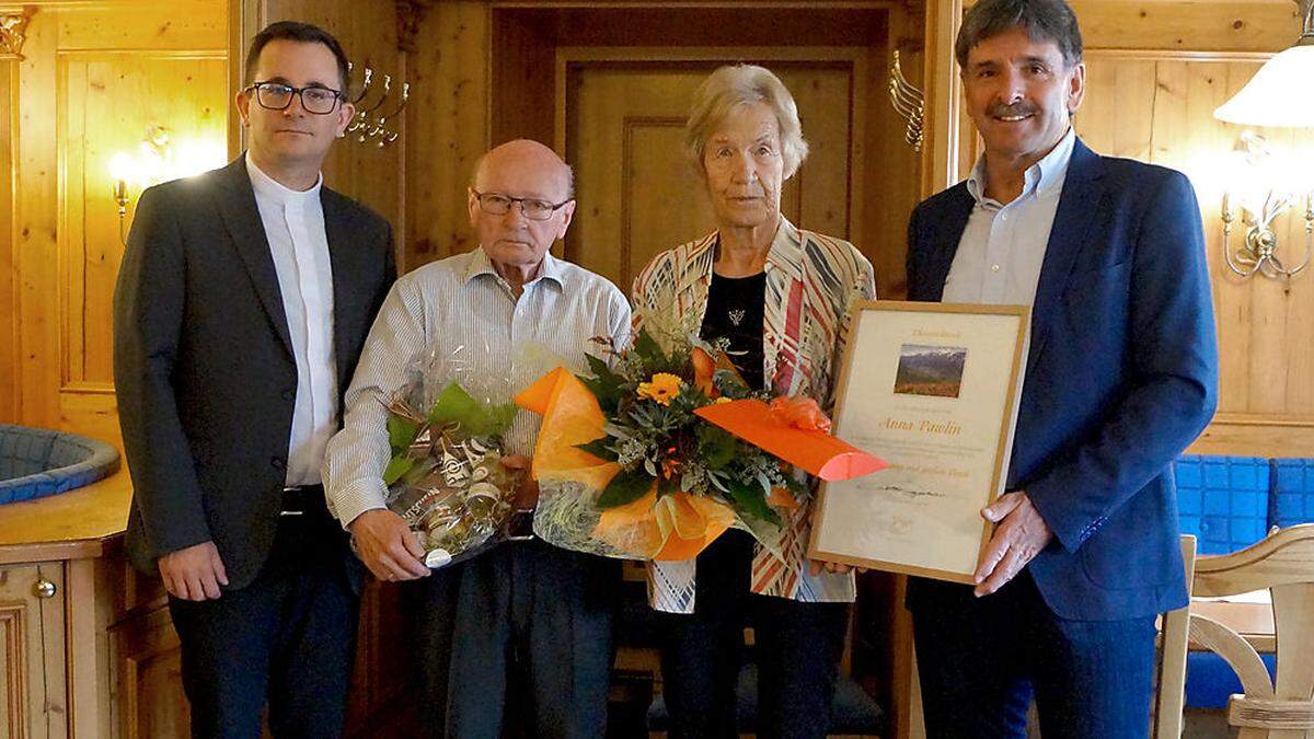 Pfarrer Fritz Kerschbaumer, Otfried und Anni Pawlin sowie Bürgermeister Dietmar Ruggenthaler