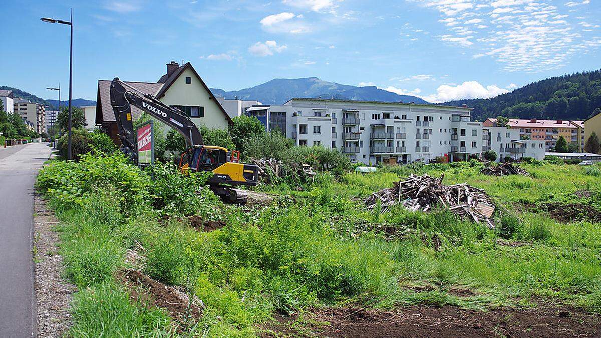 Am Mittwoch fuhr der erste Bagger auf dem Areal auf. 67 Wohneinheiten sollen dort entstehen