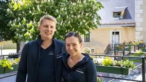 19.05.2025, Irdning-Donnersbachtal, Steiermark, Österreich (Austria): Florian und Johanna Lämmerer vom Goschn Lehen revitalisieren und renovieren das historische, denkmalgeschützte Mesnerhaus unmittelbar neben der römisch-katholischen Pfarrkirche Irdning. Es entsteht ein Bauernladen mit einem kleinen Cafe, die Eröffnung ist im Sommer 2025 geplant. Im Bild Florian und Johanna Lämmerer vor dem Mesnerhaus.
Fotocredit: Martin Huber