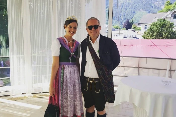 Im Salzkammergut war Krassnitzer aber kürzlich in ganz anderer Mission unterwegs: Tatort-Ermittlungen hatten Kommissar Moritz Eisner und Kollegin Bibi Fellner an den Wolfgangsee geführt. Beim Narzissenfest selbst würde er aber nicht so gerne ermitteln: „Da wäre die Zahl der Verdächtigen viel zu groß!“ Völlig unverdächtig bleibt natürlich die Königin des Narzissenfests 2018, Silvia Mair - als Tatort-Fan freute sie sich riesig, auf den Schauspieler zu treffen.