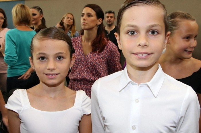 Die gestrengen Juroren verteilten an insgesamt sechs Teilnehmern die Bestnote, darunter auch als einzige des Bezirkes an das Paar Alexander Fandl / Livia Strauss vom Club Eleganza Köflach, die damit den Sieg in der Klasse Junioren II C Standard errangen.