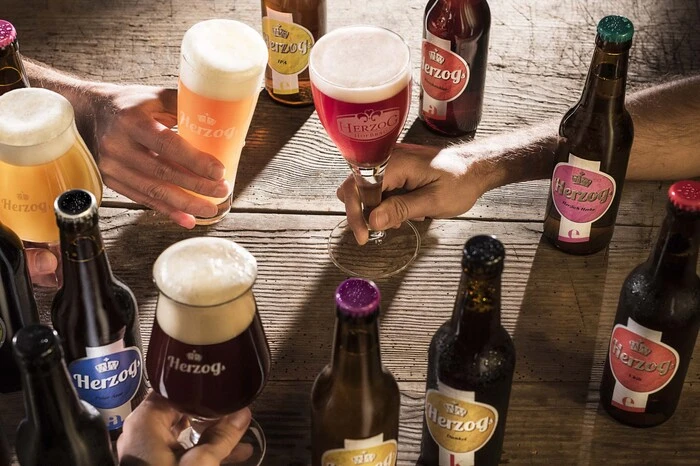 Die ganze Vielfalt der Brauerei Herzog hat Toni Muhr abgelichtet.