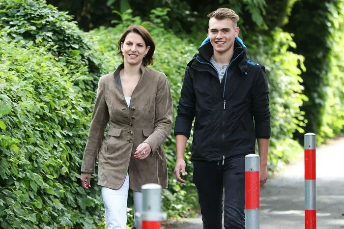 Karoline Edtstadler mit Sohn Leonhard auf dem Weg zur EU-Wahl