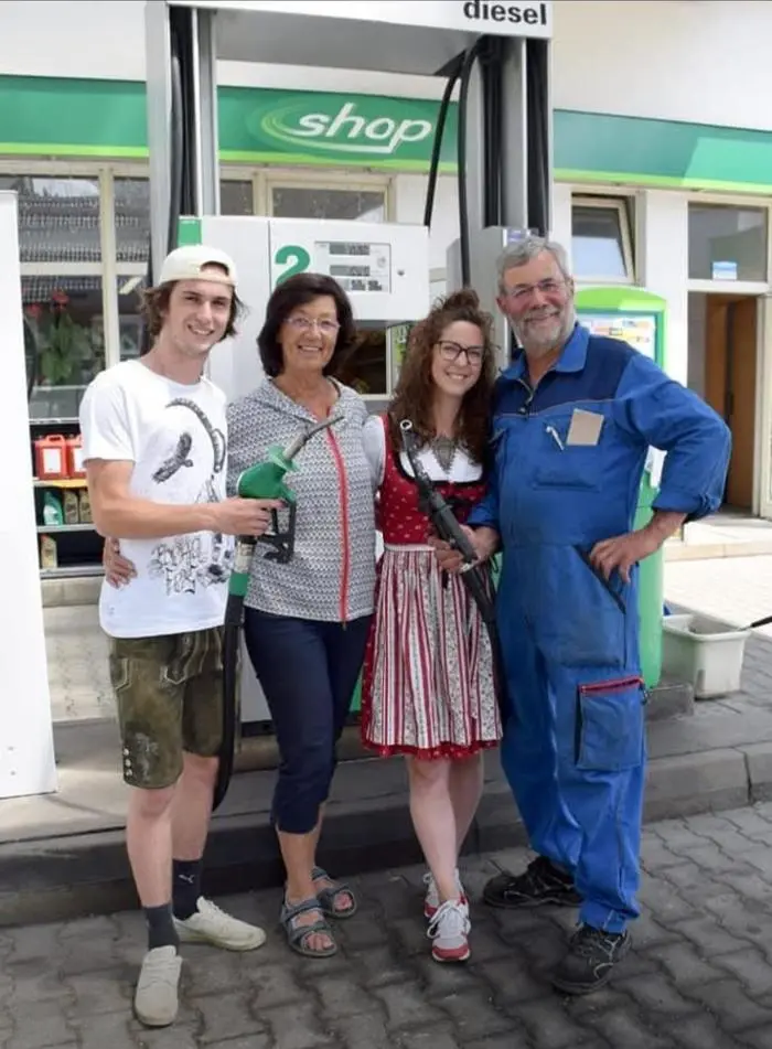 Sonja Pertl (zweite von rechts) mit ihrer Familie, Mutter Elisabeth und Vater Ernst, sowie Sohn Kilian (ganz links)