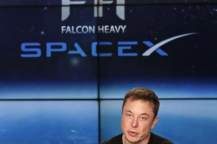 SpaceX-Gründer Elon Musk hatte für den Testflug seinen eigenen Elektro-Sportwagen der Marke Tesla in die Rakete laden lassen.