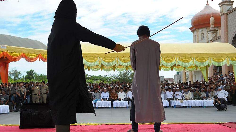 Öffentliche Prügelstrafe in der Provinz Aceh