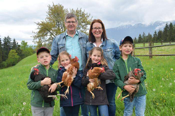 Gerhild und Manfred Lang aus Lieserbrücke Seeboden bekamen innerhalb von elf Monaten zweimal Zwillinge: Franzi (7) und Marie (7), Anna (6) und Manfred junior (6) mit ihren Hühnern