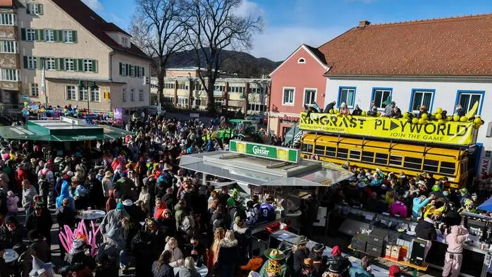 Sonniges Wetter und beste Stimmung: 20 Wägen mit Musik sorgten in der Eisenbahnerstadt Knittelfeld für Faschingsgaudi.