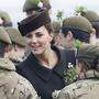 Herzogin Kate und Soldaten der Irish Guards.
