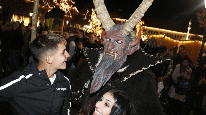 Fest in der Hand grimmiger Gesellen und finsterer Gestalten zeigte sich Fürstenfelder Innenstadt beim Fürstenfelder Perchtenlauf.