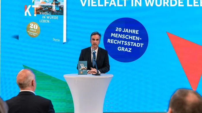"Respekt" ist das Leitmotiv für das Zusammenleben in der Menschenrechtsstadt Graz. Zum 20. Jubiläum des Titels heißt nun auch ein Buch so, das Herausgeber und Bürgermeister Siegfried Nagl (ÖVP) am Dienstag im Styria Media Center vorstellte.