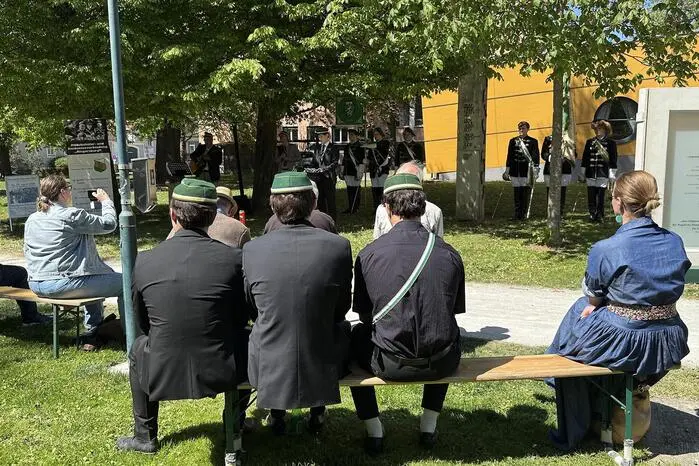 Auf die Frage, was jemanden zum Täter oder zur Täterin macht, antwortete Guschlbauer: „Entmenschlichung, blinder Gehorsam, feindselige Propaganda und feiges Wegsehen bereiten den Boden für brutale Gewalt. Wir sind nicht verantwortlich für das, was von 1938 bis 1945 geschah. Aber dass es nicht wieder geschieht, dafür tragen heute wir die Verantwortung.“ 