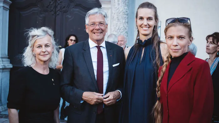 Intendantin Angelica Ladurner, Landeshauptmann Peter Kaiser, Präsidentin der Komödienspiele Porcia, Andrea Samonigg-Mahrer, und Philosophin Liz Hirn. Sie hielt bei der Eröffnungspremiere die Festrede. 