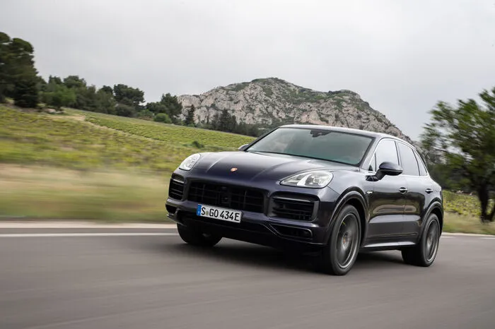 So wie die gesteigerten Leistungsdaten. Der 3-Liter-V6-Turbobenziner liefert 340 PS, der E-Motor stolze 136 (Systemleistung 462 PS).
