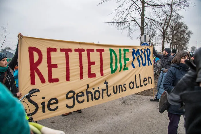 Mit Transparenten ...