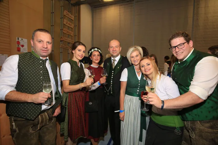 Bei Tanzmusik von der Oberkrainermusik und Discoschwung wurde bis in die frühen Morgenstunden von Alt und Jung in Tracht gefeiert.
