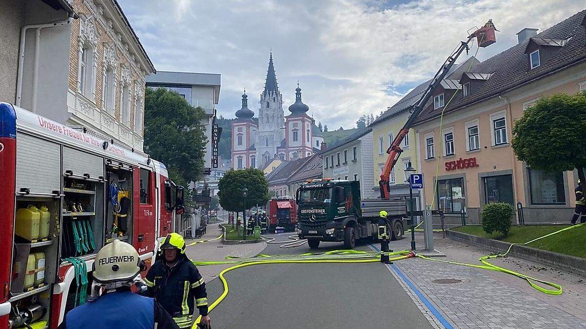 Die Feuerwehren versuchen, den vorderen Teil des Gebäudes zu retten