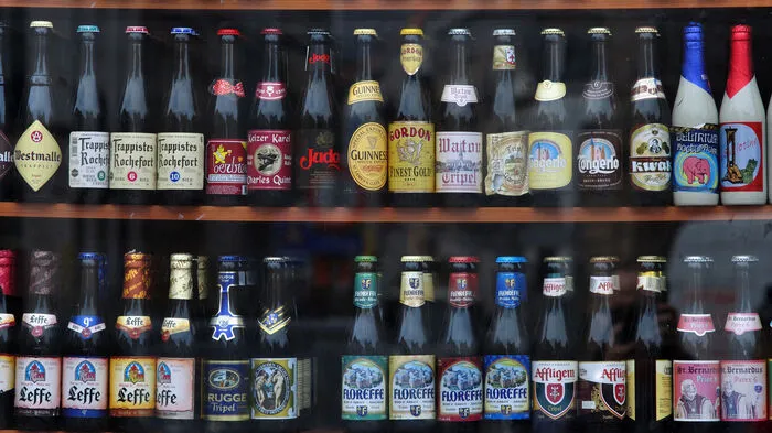 Selbst jene, die nicht zu den größten Fans des Hopfengebräus zählen, werden in Gent ein Bier finden, das ihnen schmeckt. Nicht nur in den Lokalen, die sich quer durch die Stadt verteilen, ist die Auswahl an unterschiedlichen Sorten in verschiedener Zusammensetzung groß, auch einige kleine Geschäfte haben es sich zur Aufgabe gemacht, ihren Stolz über das Kulturgut mit Auslagen voller belgischer Bierflaschen zum Ausdruck zu bringen. Und wenn es nicht getrunken wird, sieht es zumindest eindrucksvoll aus.