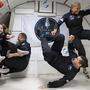 Die Crew der &quot;Inspiration4&quot; bei einem zero gravity Trainingsflug im Sommer: Hayley Arceneaux, Chris Sembroski, Jared Isaacman und Sian Proctor