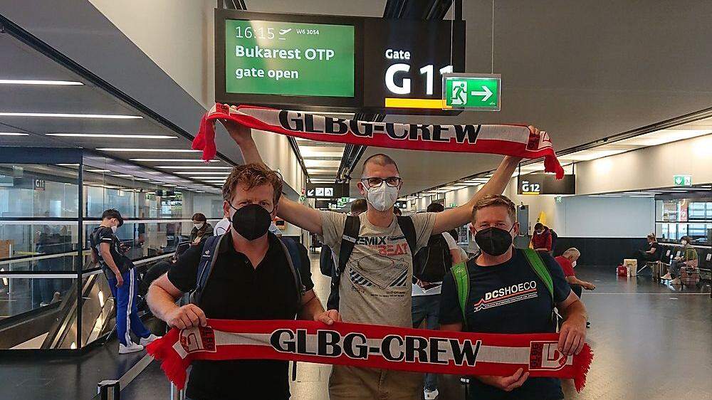 Drei Anhänger der GLBG Crew vor dem Abflug nach Bukarest