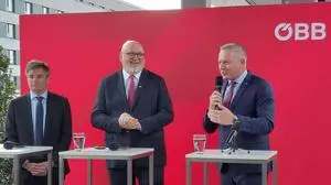 ABD0050_20251006 - WIEN - ÖSTERREICH: Der Vorsitzende des Verkehrsausschusses im Nationalrat Wolfgang Moitzi (SPÖ), ÖBB-Vorstand Andreas Matthä und der steirische Landeshauptmann Mario Kunasek (FPÖ) am Montag, 6. Oktober 2025, anl. der PK der ÖBB "Fahrplan und Präsentation Interregio - Zugbesichtigung" am Hauptbahnhof Graz in Graz. - FOTO: APA/PETER KOLB