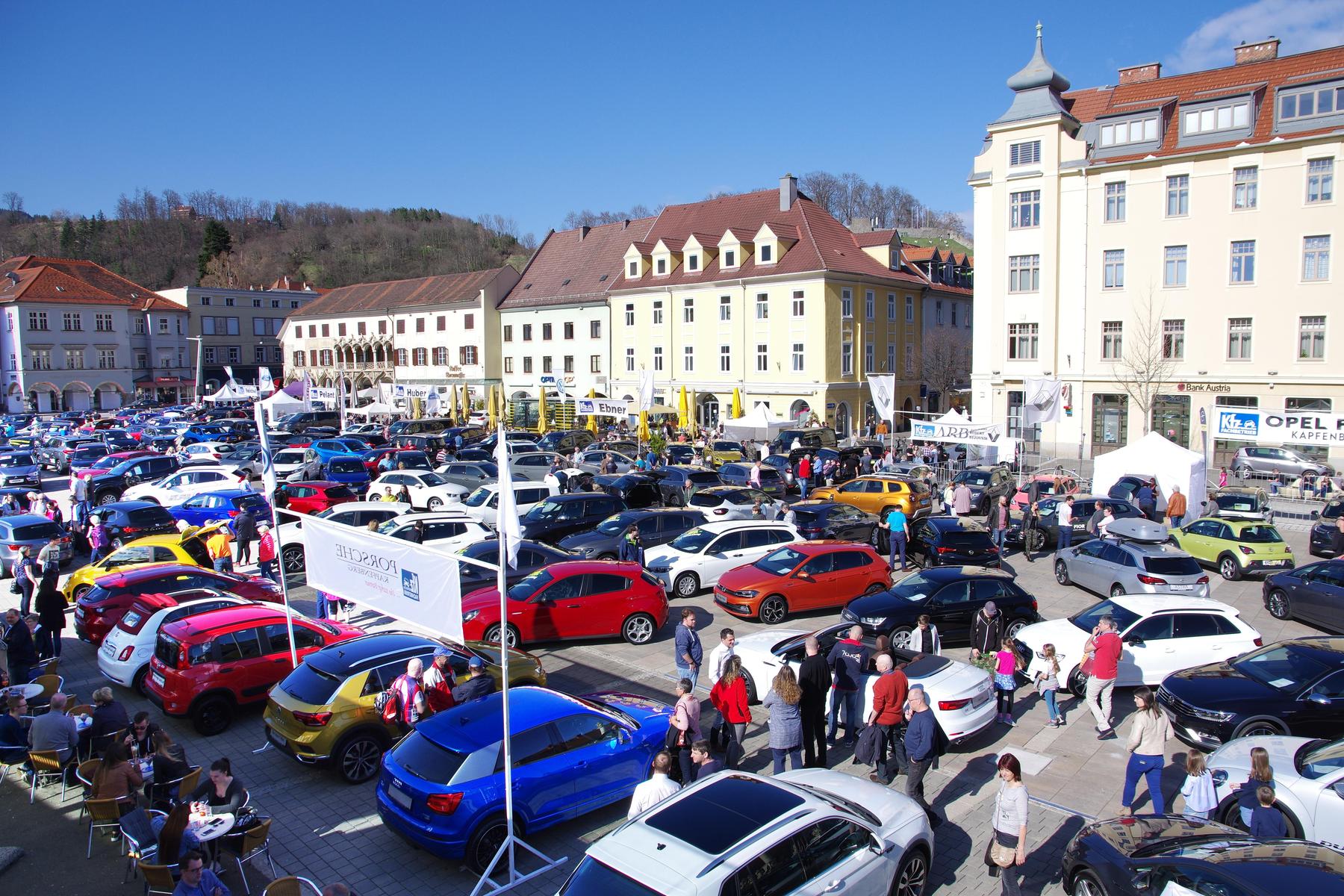 Neuwagenschau : 250 nagelneue Autos auf dem Hauptplatz