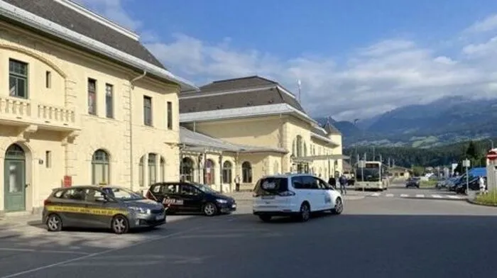 Zug, Bus und Taxi - zumindest in den Morgenstunden unter der Woche ein flexibles Angebot am Bahnhof in Spittal