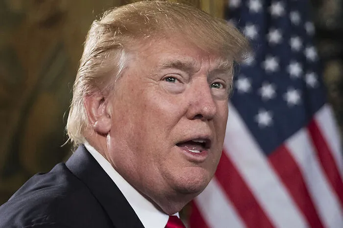 Kein Tag ohne Tweet des US-Präsidenten: Donald Trump wurde am 20. Jänner 2017 angelobt. Er hält seit einem Jahr die Politik in Atem, sein erstes Jahr im Weißen Haus gleicht einer Achterbahnfahrt für ihn und die Welt. Seine letzten verbalen Knallkörper, die im realen Leben für Tote sorgten, waren die Provokation für die Palästinenser, Jerusalem als Hauptstadt Israels anzuerkennen, und das Muskelspiel gegenüber Nordkorea. Nach innen übt er sich im Dauerkrieg mit den Demokraten und den Medien. Zuletzt brachte er wenigstens seine Steuerreform durch.