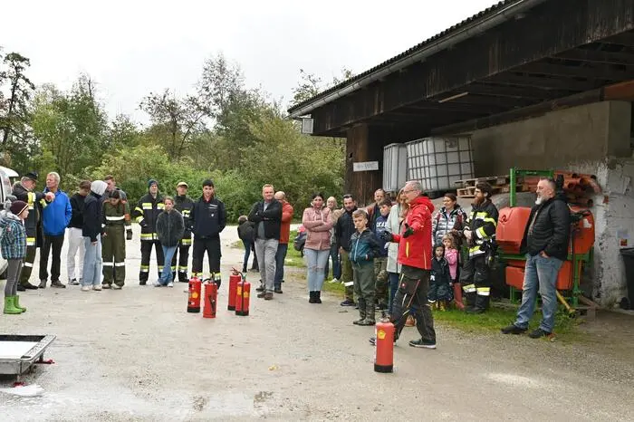 Bei den Schauübungen wurde unter anderem ein Löschangriff präsentiert. Gert Wutte (Brandschutz Sereinig) erklärte den Besuchern die Gefahren und den richtigen Umgang mit dem Feuerlöscher.