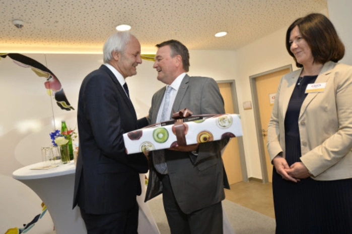 AK-Direktor Winfried Haider überreichte bfi-Chef Kurt Lasnig, der gleichzeitig mit der Eröffnung auch seinen 60er feierte, ein Geschenk