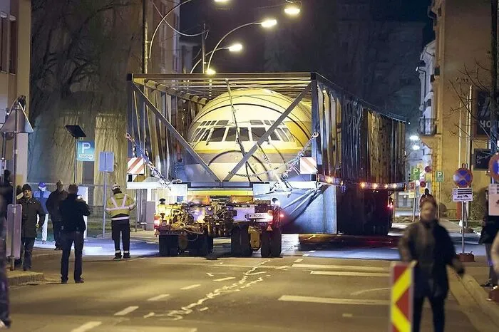 Der Sondertransport mit einer Länge von 70 Metern benötigte von der Grazer Nordeinfahrt bis zum Ziel rund drei Stunden und wurde von zahlreichen Schaulustigen begleitet. Fotograf Erwin Scheriau dokumentierte die "Landung".