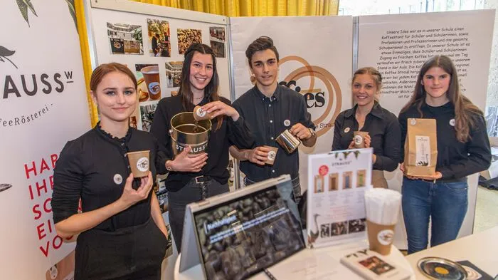 Die Schülerinnen und Schüler des BORG Deutschlandsberg sagen mit ihrem Unternehmen "Coffies" dem Automatenkaffee in Schulen den Kampf an. Verfeinert werden kann der Kaffee der Nachwuchsunternehmer mit Milch, veganen Milchalternativen und sogar mit einem Schuss Karamell.