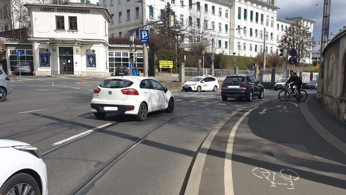 Leonhardplatz/Riesstraße: Stadtauswärts wird die linke Spur gern als &quot;Überholspur&quot; benutzt