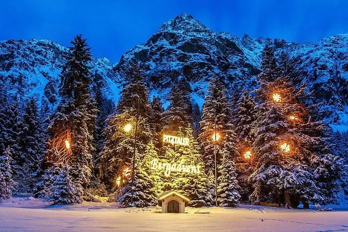 Wer sich dickbäuchige, vom Dach herabhängende Weihnachtsmänner auf Rentierschlitten, bunte, blinkende Lichterketten und üppig besuchte Punschstände erwartet, der wird vom Pitztaler Bergadvent schwer enttäuscht sein.