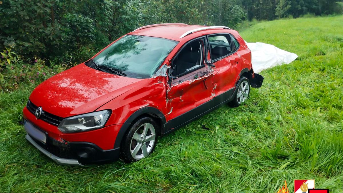 Das Auto landete nach dem Kontakt mit dem Lastwagen im Straßengraben