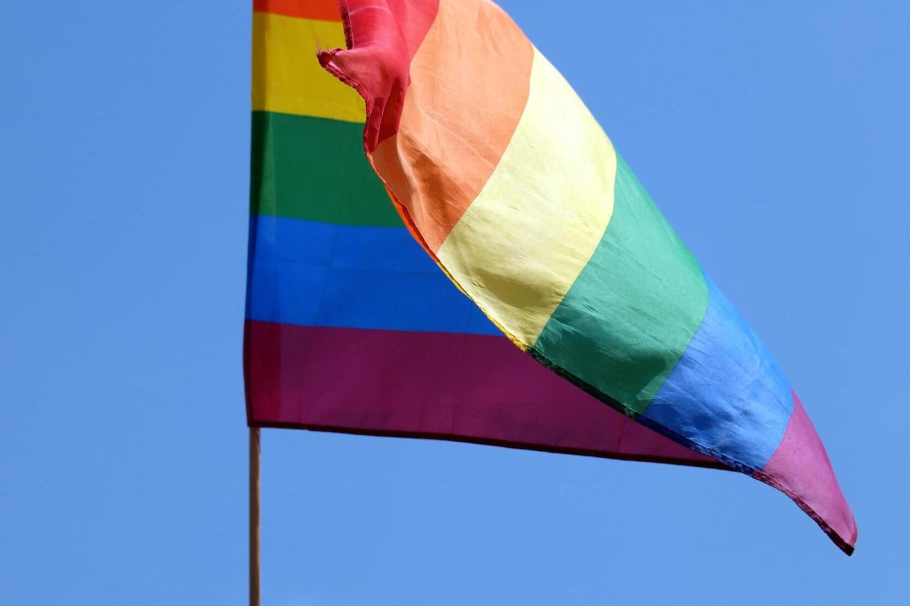 Regenbogenfahne vor Pfarre zerstört: "Lassen uns nicht einsc